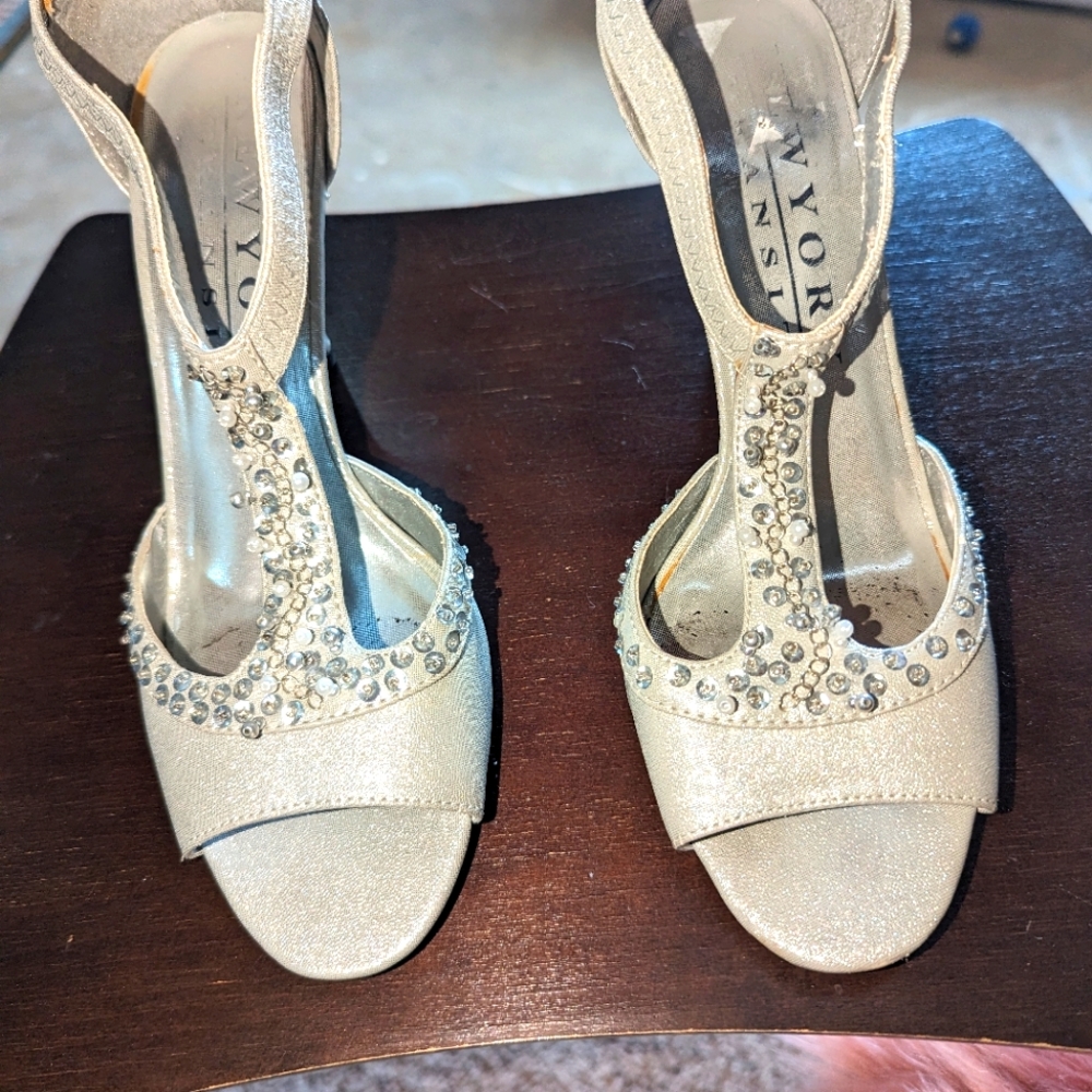 Size 8 nice fancy medium sized heel eloquent beaded design that you can wear out